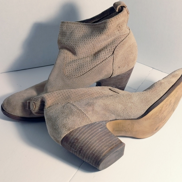 Taupe Suede Pull on Ivanka Trump Size 10 Ankle Shoes Boots - Picture 11 of 11